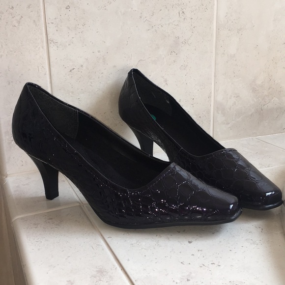 ☀️•BRAND NEW SNAKE PRINT HEALS•☀️ - Picture 1 of 5